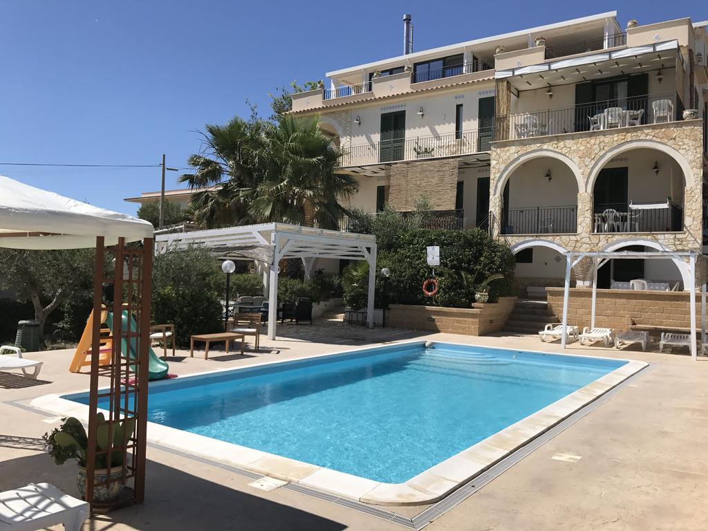 Villa Ceni - Appartamenti Con Camere, Cucina, Wc E Terrazza Sul Mare In Villa Con Piscina, Giardino E Parcheggio Marinella di Selinunte Ngoại thất bức ảnh